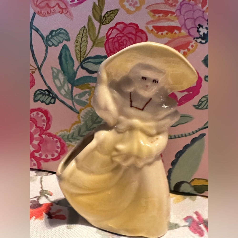 Vintage Southern Belle Glazed Ceramic Window Planter Yello, 50’s